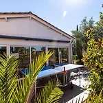 Logis L'oliveraie 2* קונייאק