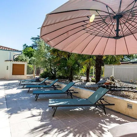 Logis L'oliveraie Hotel 2*