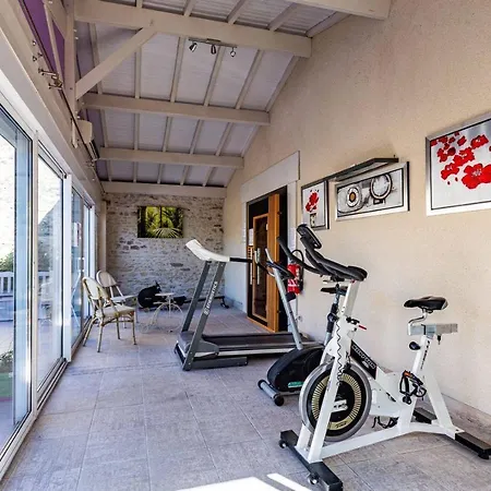Logis L'oliveraie فندق 2*