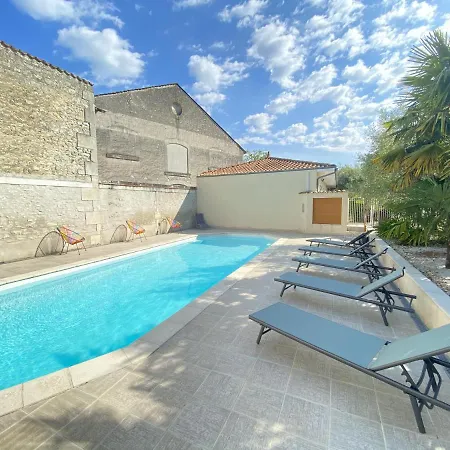 Logis L'oliveraie فندق