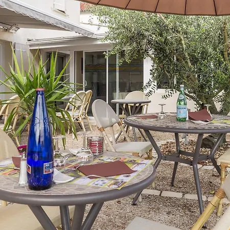 Hotel Logis L'oliveraie 2*