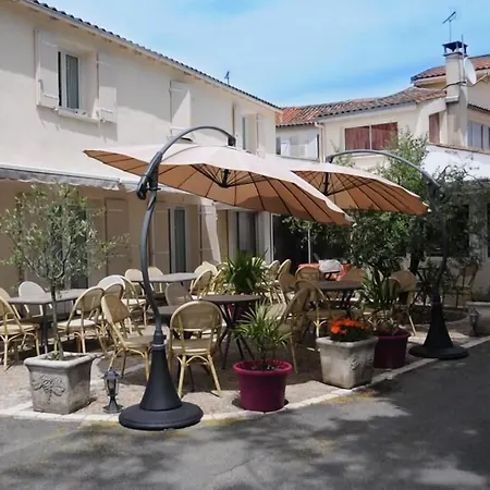 Logis L'oliveraie فندق 2*