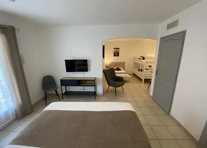 Logis L'oliveraie Hotel 2*