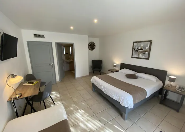 Logis L'oliveraie Hotel 2*