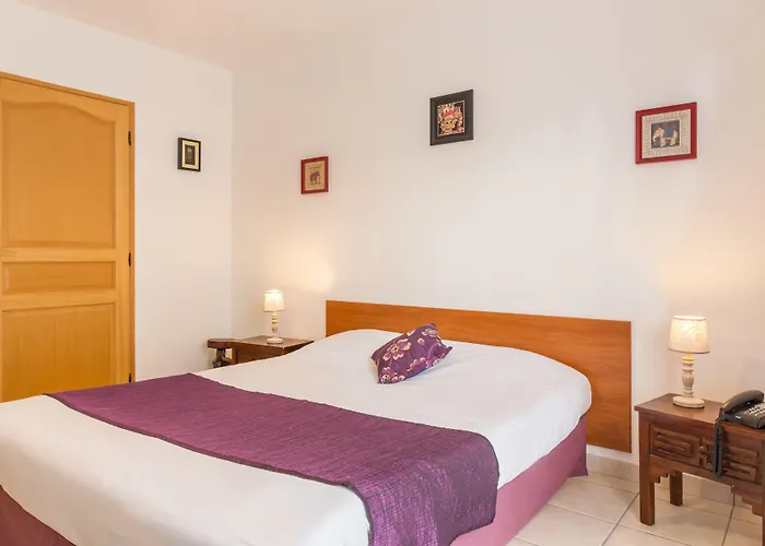 Logis L'oliveraie Hotel 2*