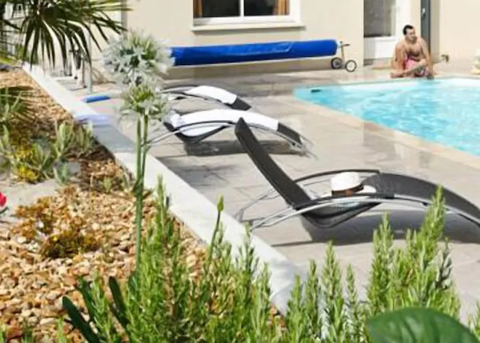 Logis L'oliveraie Hotel