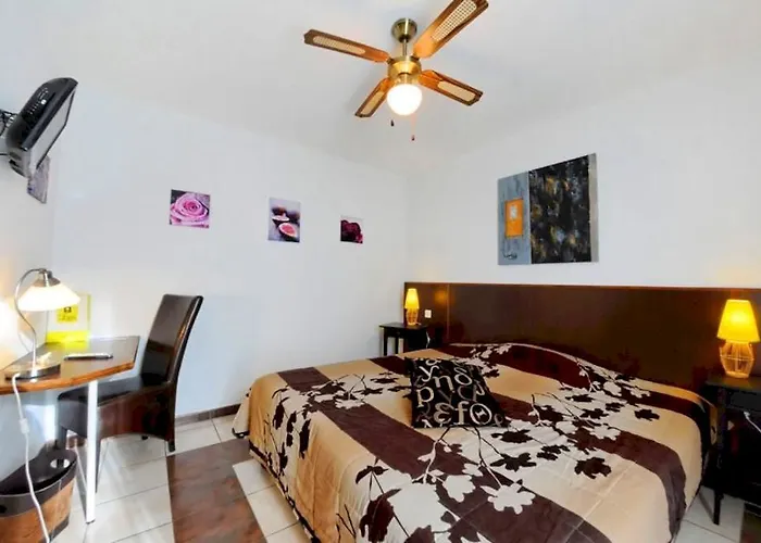 Logis L'oliveraie Hotel 2*